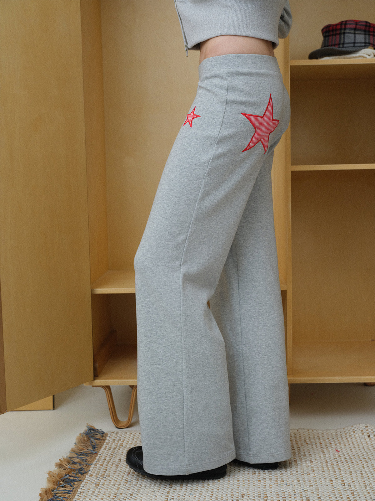InsGale 26SS 星星貼布包臀灰色緊身微喇長褲